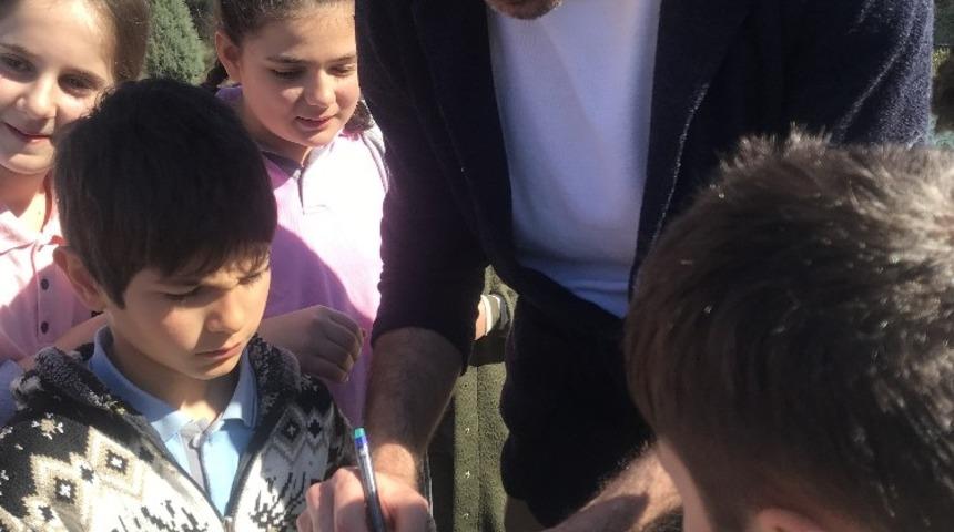 Basketbolcu Kerem &Ouml;zkan &ccedil;ocuklarla buluştu