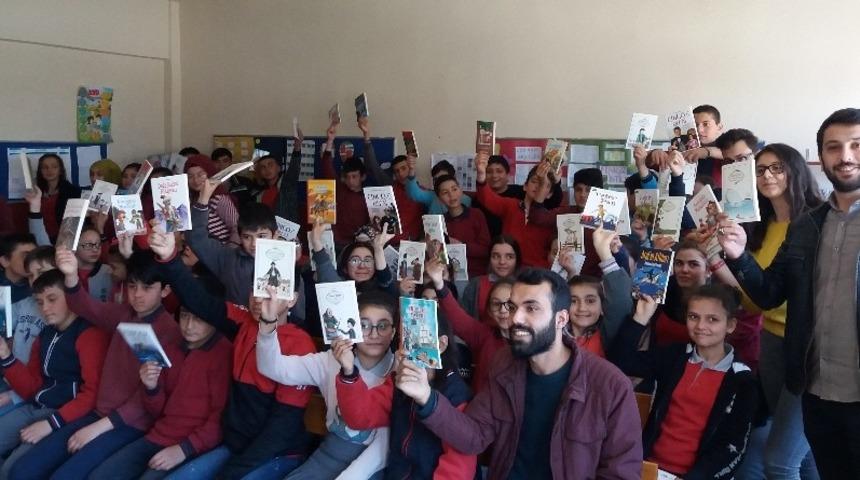 &Uuml;niversitelilerden ortaokul &ouml;ğrencilerine kitap hediyesi