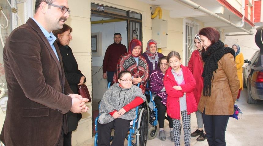 Umut K&ouml;pr&uuml;s&uuml; Derneğinden Tosya&rsquo;daki engellilere ak&uuml;l&uuml; araba