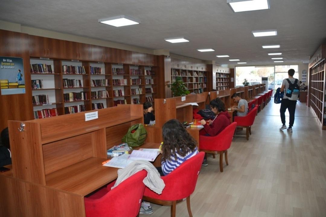 Aliağa&rsquo;nın k&uuml;lt&uuml;r birikimi: Nadir Nadi K&uuml;t&uuml;phanesi