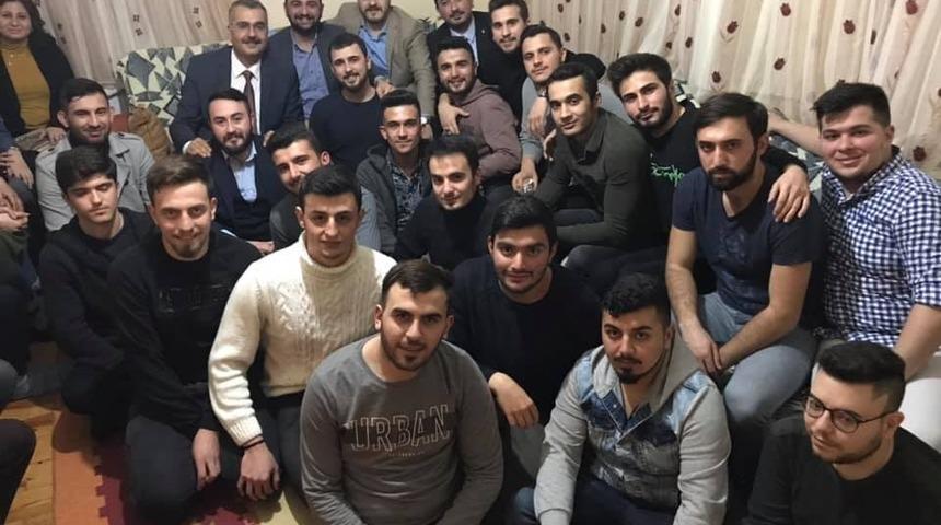 Başkan Ahlatcı &uuml;niversiteli gen&ccedil;lerle buluştu