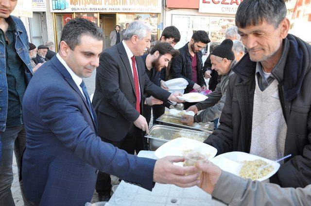 Üniversiteli gençlerden pilav ve hoşaf ikramı