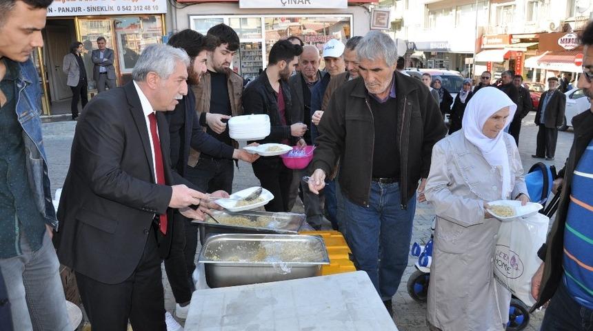 &Uuml;niversiteli gen&ccedil;lerden pilav ve hoşaf ikramı