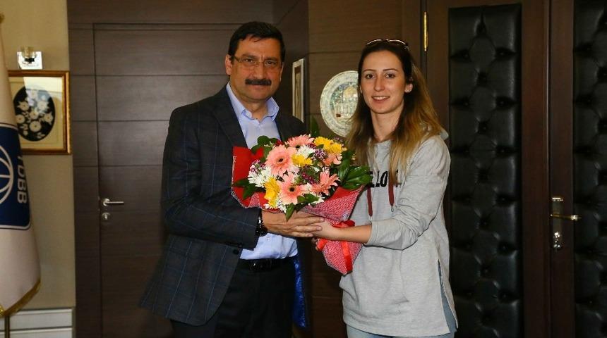 Voleybol takımından teşekk&uuml;r ziyareti