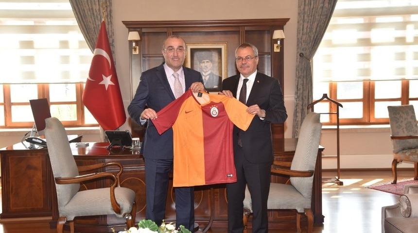 Albayrak&rsquo;tan Vali Deniz&rsquo;e Galatasaray forması