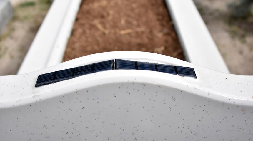 Ölen kız kardeşi için konuşan mezar taşı icat etti 