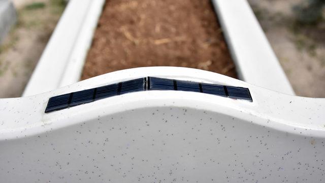 Ölen kız kardeşi için konuşan mezar taşı icat etti 