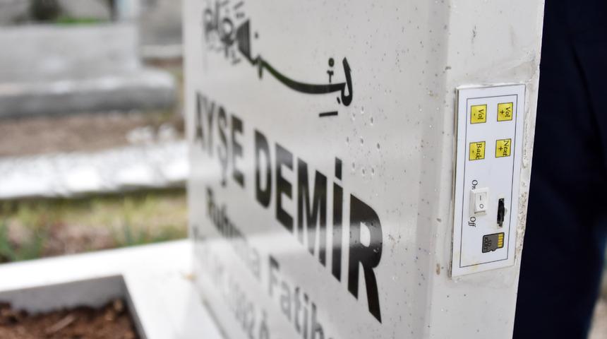 Mezar taşından sure okunup, kişinin &ouml;zge&ccedil;mişi dinlenebiliyor