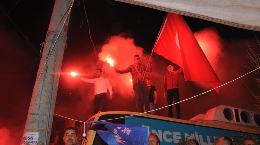 Başkan Adayı G&uuml;ler, meşalelerle karşılandı