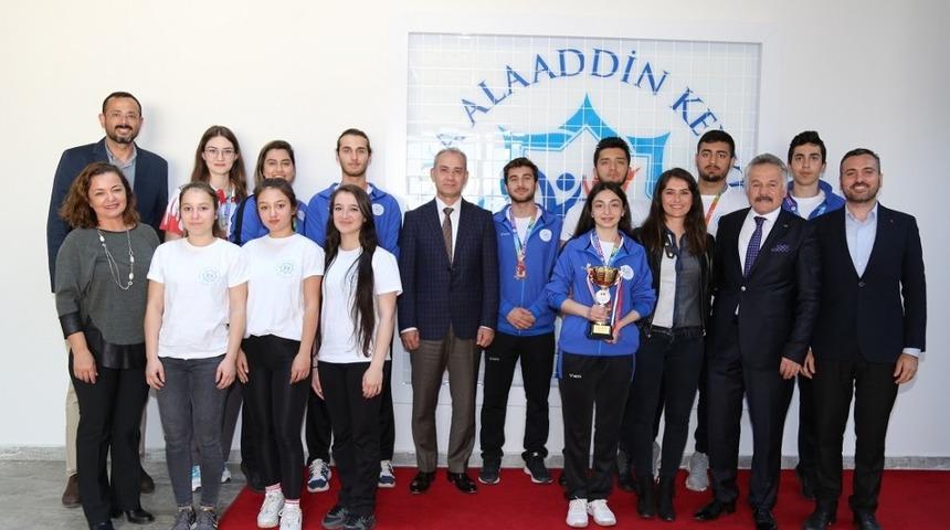 ALK&Uuml; m&uuml;sabakalardan madalyalar ve kupa ile d&ouml;nd&uuml;