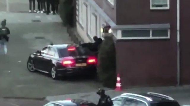 Hollanda polisinin operasyon sonrası şüpheliyi olay yerinden götürdüğü anlar