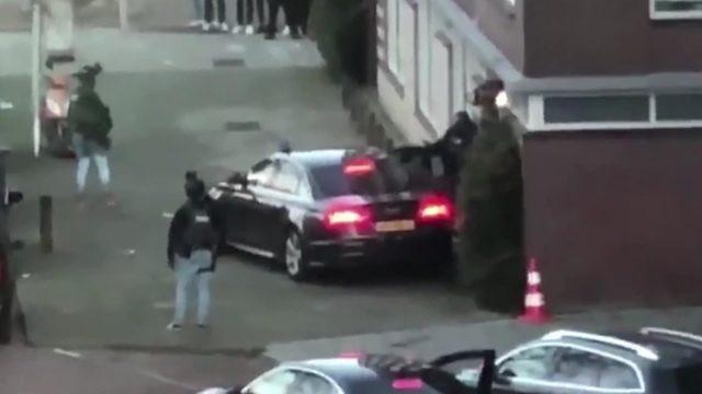 Hollanda polisinin operasyon sonrası şüpheliyi olay yerinden götürdüğü anlar