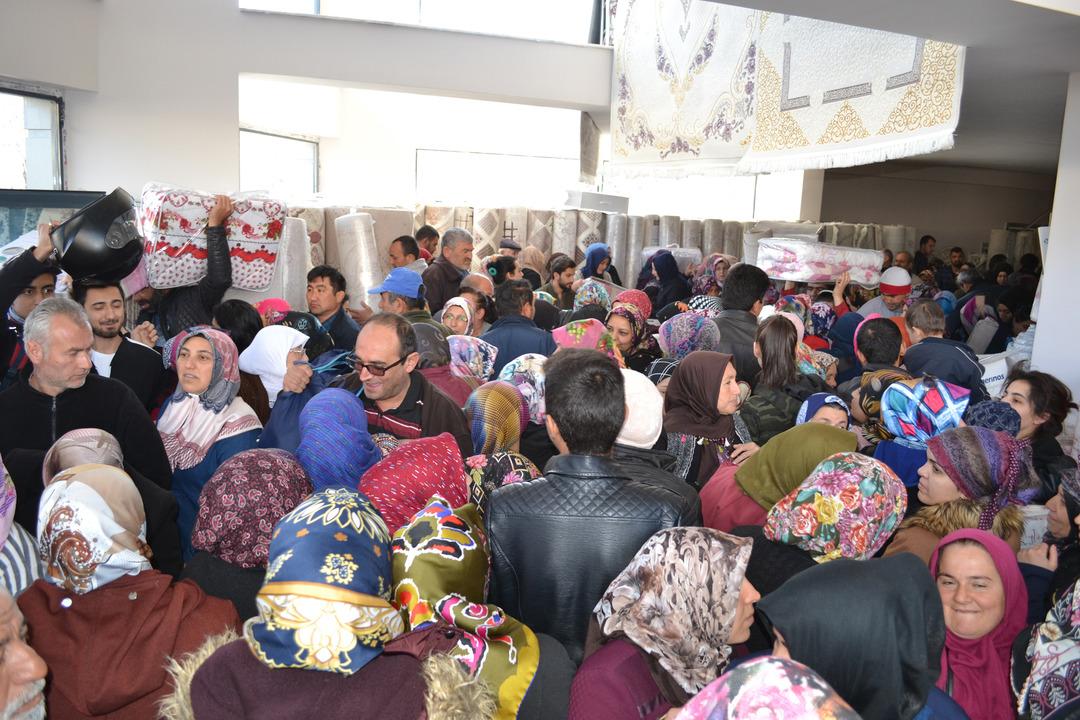Aksaray'da indirimli halı izdihamı! 