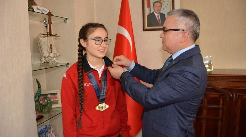 D&uuml;nya Şampiyonu Halterciye bir &ouml;d&uuml;l de Vali&rsquo;den