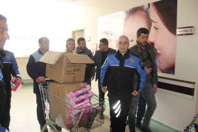 Hakkari polisi sevindirmeye devam ediyor