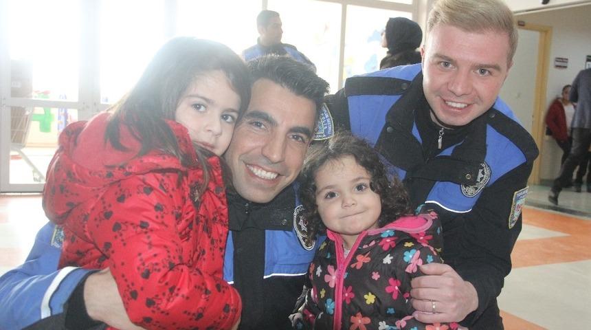 Hakkari polisi sevindirmeye devam ediyor