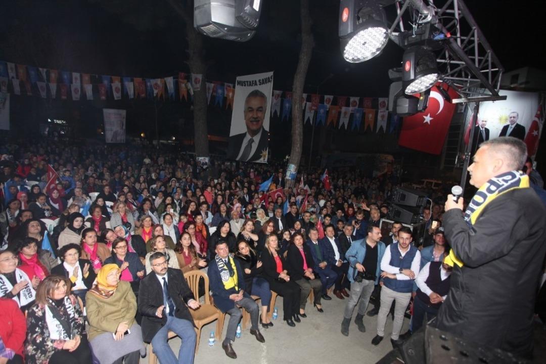 Mustafa Savaş ve &Uuml;mmet Akın, Umurlu&rsquo;da 54 yeni &uuml;yeye rozet taktı