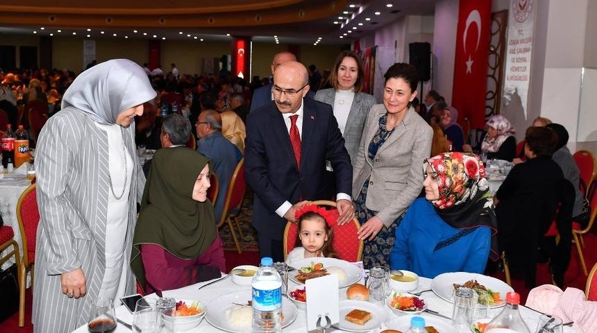 Şehit aileleri onuruna yemek