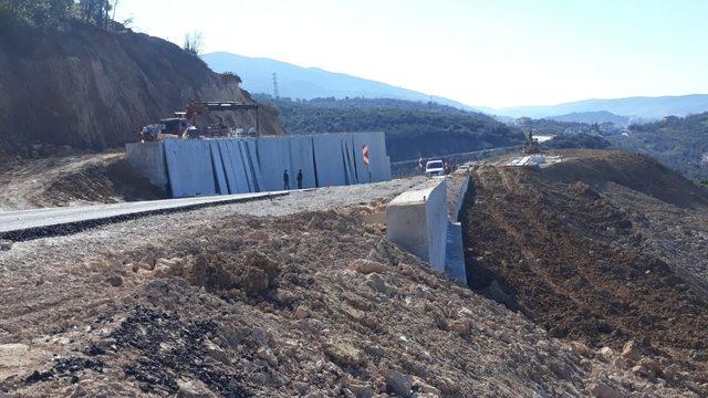 Heyelan sebebiyle kapanan Nato yolu trafiğe açıldı