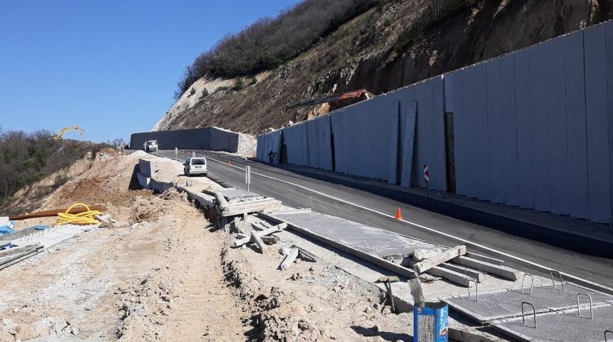 Heyelan sebebiyle kapanan Nato yolu trafiğe a&ccedil;ıldı