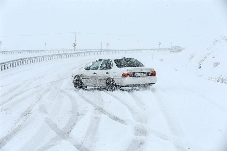 Kar ve tipi sürücülere zor anlar yaşattı  G1