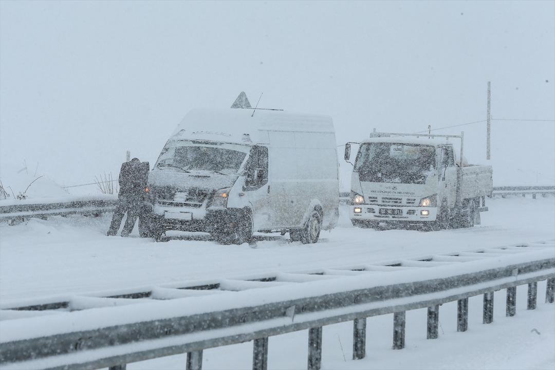 Kar ve tipi s&uuml;r&uuml;c&uuml;lere zor anlar yaşattı 