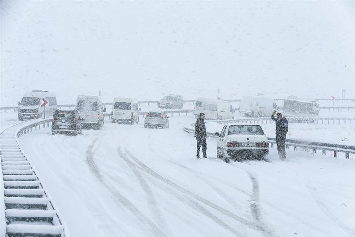 Kar ve tipi sürücülere zor anlar yaşattı  G4