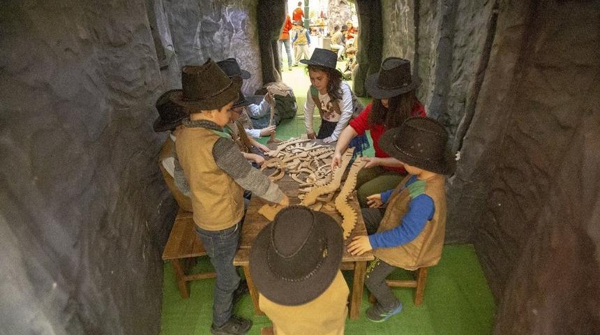 Minikler dinozorların gizemli d&uuml;nyasını keşfedecek