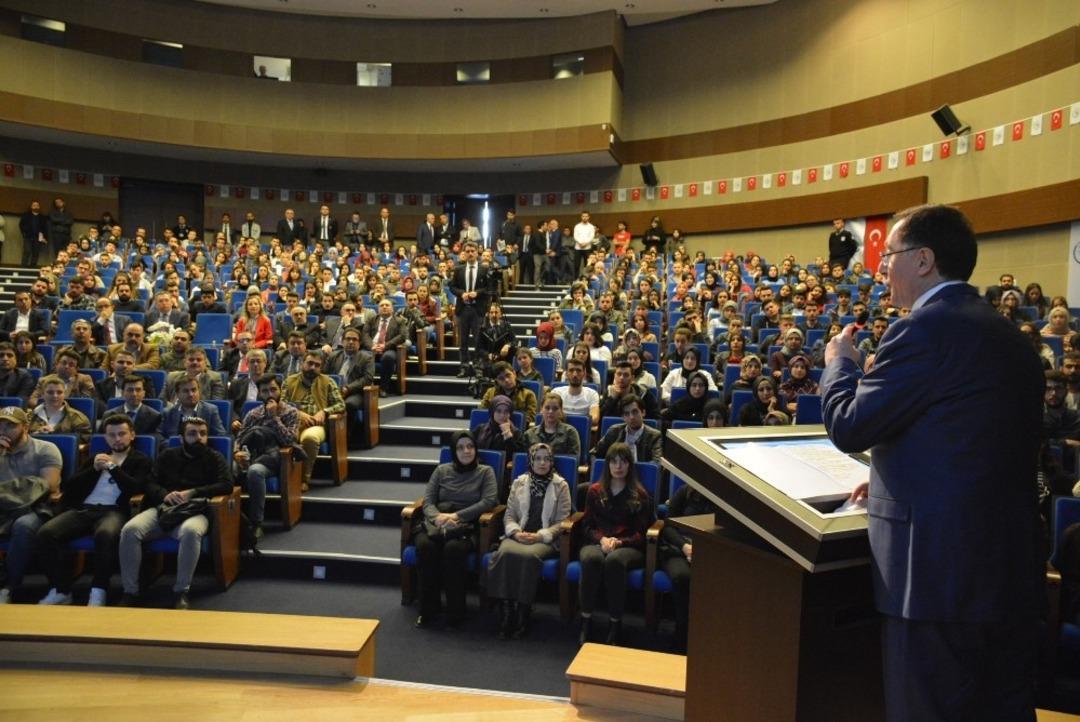 Kamu Başdenet&ccedil;isi Şeref Malko&ccedil; &uuml;niversiteli &ouml;ğrencilerle buluştu