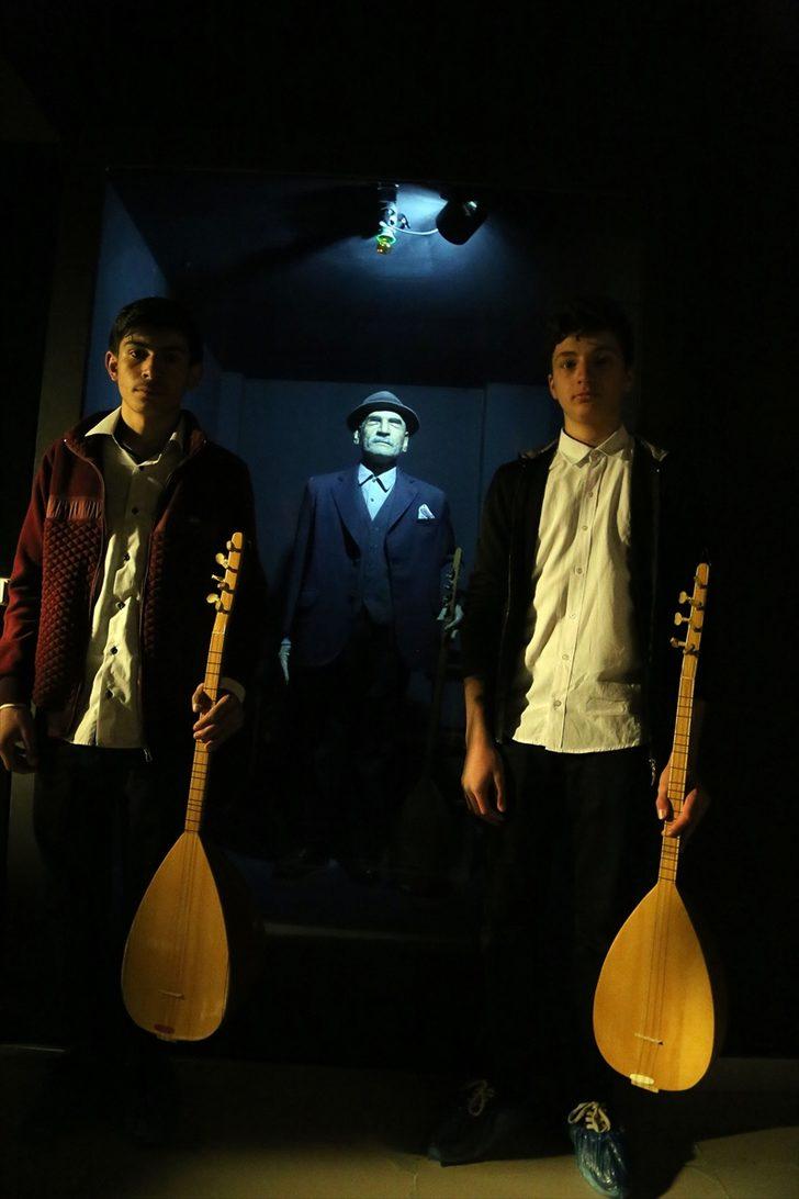 'Karanlık oda'da Aşık Veysel'i anlamaya çalışıyorlar G1