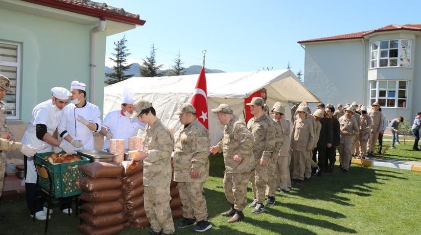 Çocuklara siperlerin içinde ’Çanakkale Menüsü’