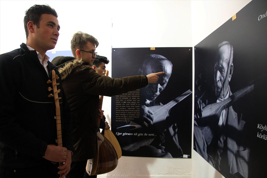 'Karanlık oda'da Aşık Veysel'i anlamaya &ccedil;alışıyorlar