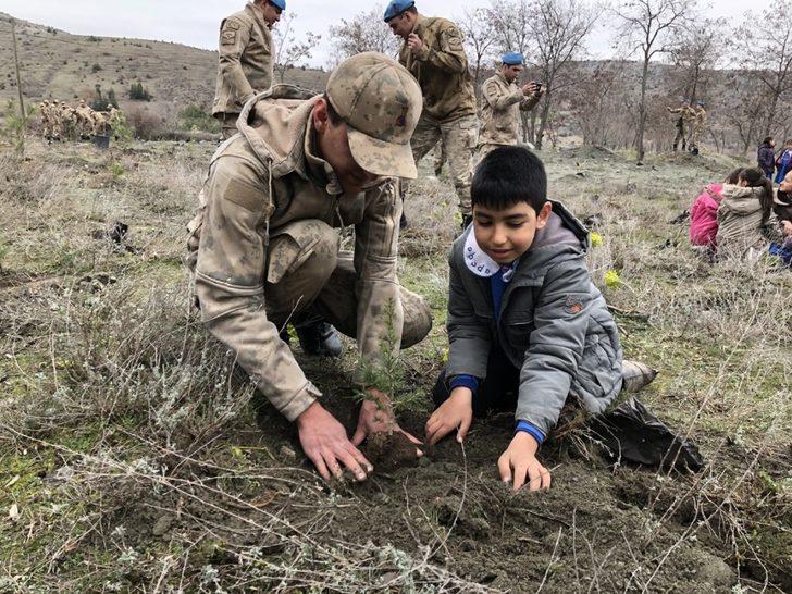 Jandarma’dan köy okulunda fidan dikme etkinliği G2