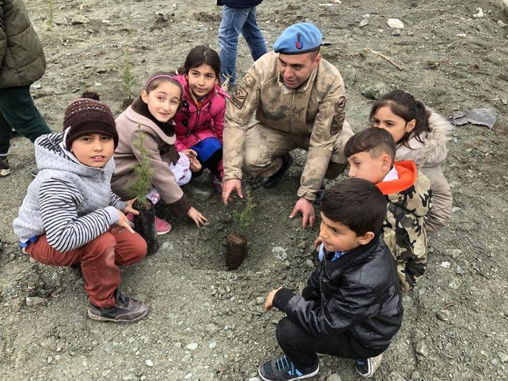 Jandarma’dan köy okulunda fidan dikme etkinliği G3