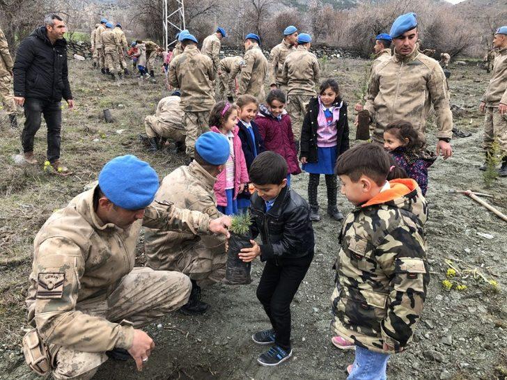 Jandarma’dan köy okulunda fidan dikme etkinliği G4