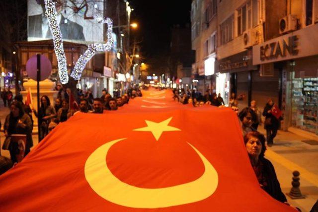Biga’da vatandaşlar dev Türk bayrağı ile yürüdü