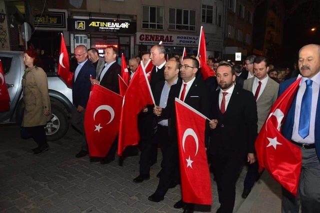 Biga’da vatandaşlar dev Türk bayrağı ile yürüdü