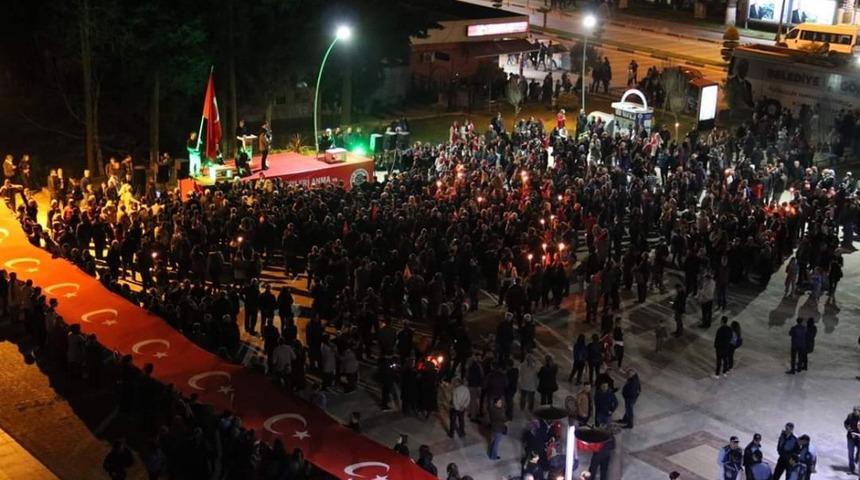 Biga&rsquo;da vatandaşlar dev T&uuml;rk bayrağı ile y&uuml;r&uuml;d&uuml;