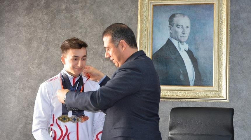 Şampiyon altınla &ouml;d&uuml;llendirildi