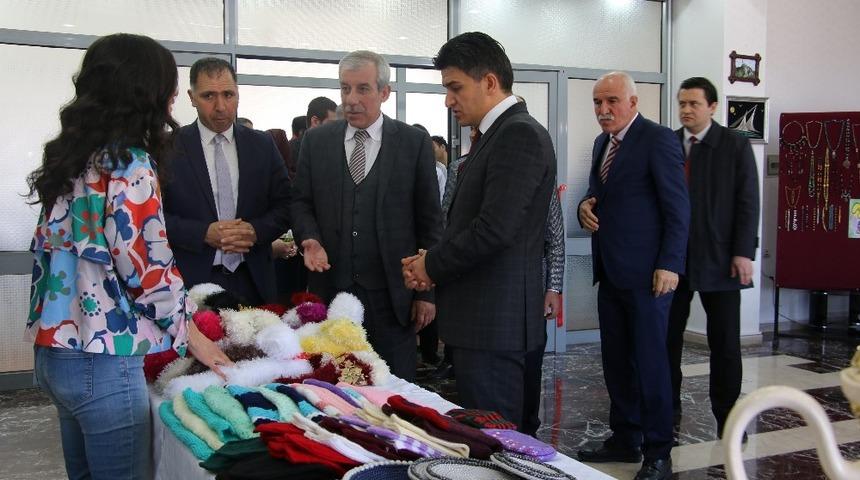 Huzurevi sakinlerinin el emekleri sergilendi