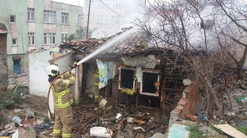 Erdek&rsquo;te metruk ev yandı