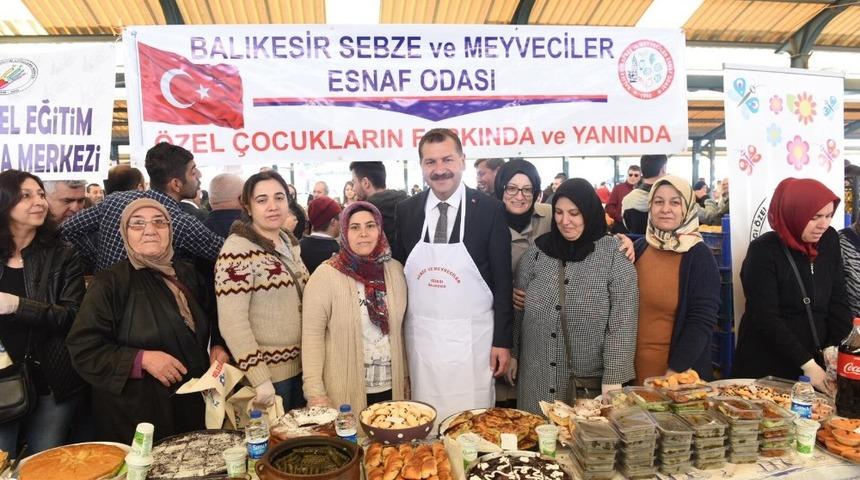 Yılmaz, tezgahta sebze meyve sattı