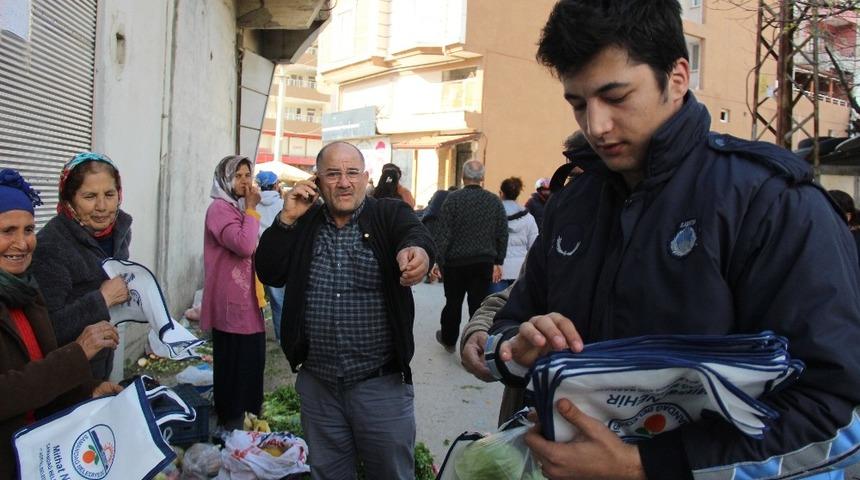 Samandağ Belediyesi bez &ccedil;anta dağıttı