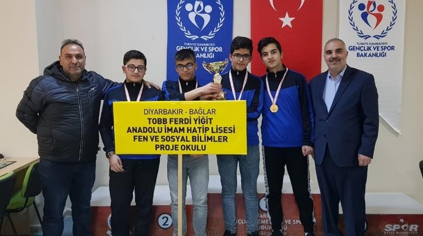 Fen liselerinin satran&ccedil;ta yıllardır devam eden başarısını bu kez imam hatip lisesi kazandı
