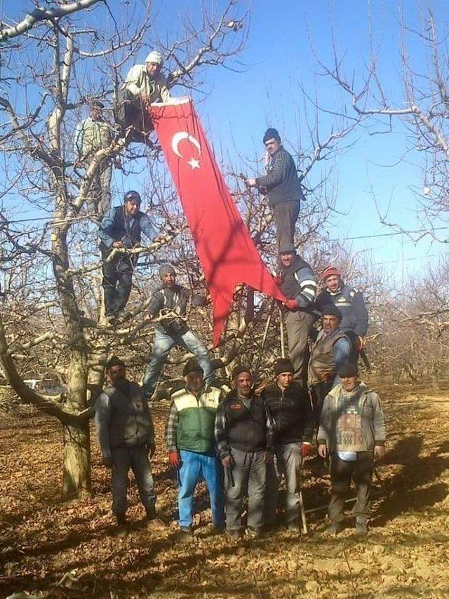 Elma işçilerinden Türk Bayraklı milli mesaj