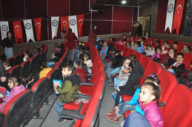 Anaokulu öğrencileri ilk defa sinema filmi izledi