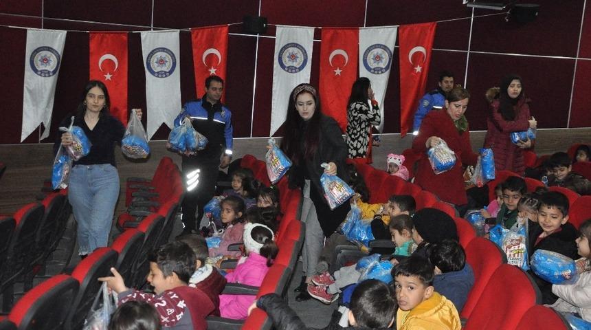 Anaokulu &ouml;ğrencileri ilk defa sinema filmi izledi