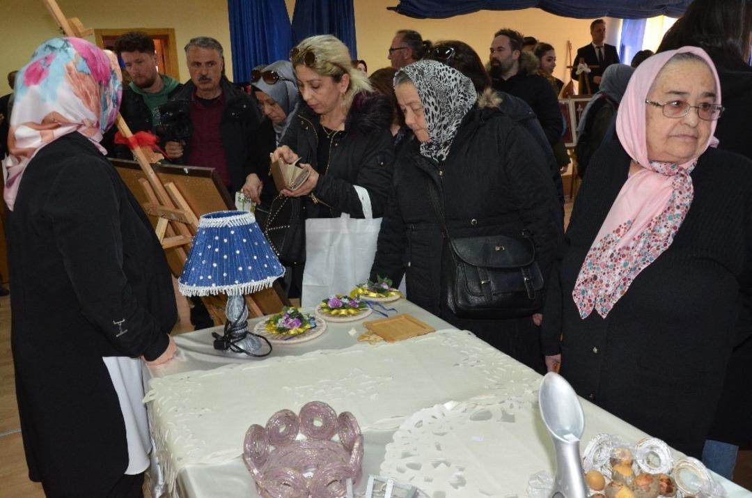 Yaşlılar h&uuml;nerlerini sergiye d&ouml;kt&uuml;