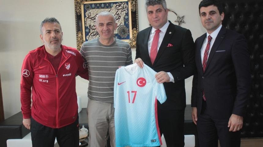 Oğuz &Ccedil;etin, Başsavcı Yılmaz&rsquo;ı U17 Elit Tur ma&ccedil;larına davet etti