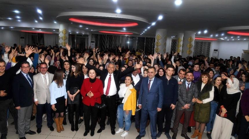 Başkan G&uuml;naydın Isparta&rsquo;daki Karadenizli gen&ccedil;lerle buluştu
